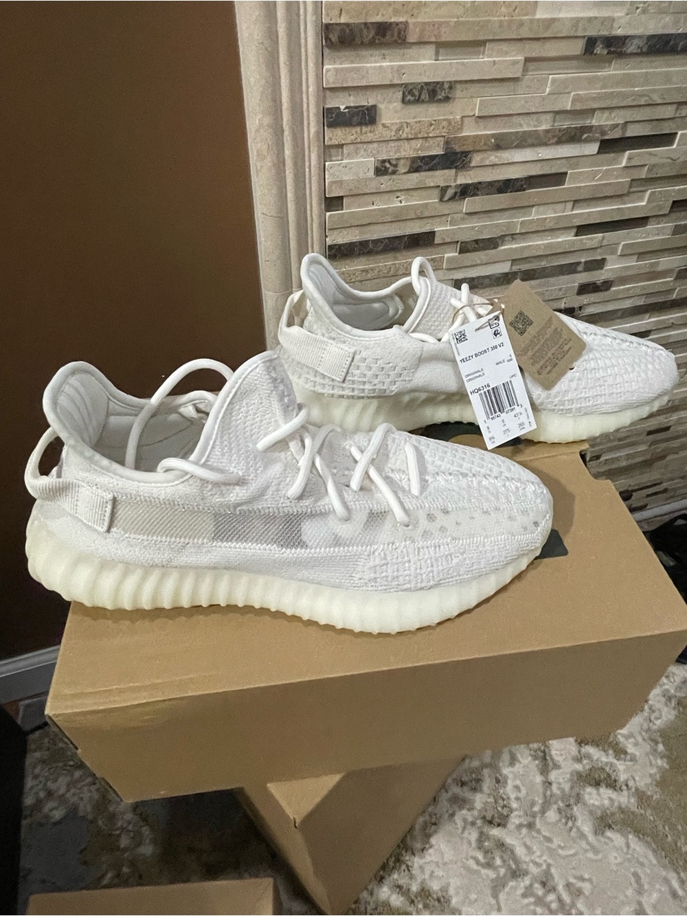 Adidas Yeezy Boost 350 V2 “Bone” color Size US 9.5 Brand new w/tags and box